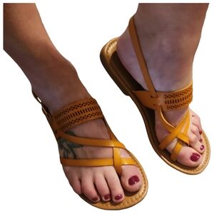 Women’s Sonoma Beagle Yellow Thong Sandal w/Cutouts Size Med 7/8